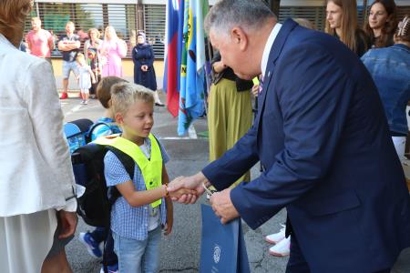 PRVI ŠOLSKI DAN SPREJEM PRVOOLČKOV CERKNICA 15 FOTO LJUBO VUKELIČ